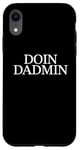 Coque pour iPhone XR Doin Dadmin – Important Dad Working in Progress – Cadeau pour papa