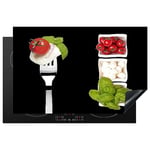 KitchenYeah© Protection Plaque Induction 81x52 cm Protege Deco Cuisine Cache Protège De Cuisson Accessoires Herbes - Tomate - Mozzarella - Caprese - 81x52 cm