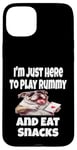 Coque pour iPhone 15 Plus Funny I'm Just Here To Play Rummy And Eat Snacks Jeu de cartes