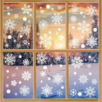 AhfuLife 8 Feuille NoëL Autocollant Fenetre Réutilisables, 152PCS Sticker Fenetre Noël PVC avec Flocon de Neige de Tailles et Types Différents pour DIY Décor Fenêtre de Noël, Vitrine, Façades en Verre