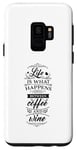 Coque pour Galaxy S9 La vie, c'est ce qui se passe entre le café et le vin (boisson amusante)