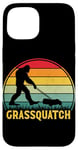 Coque pour iPhone 15 Grassquatch Sasquatch Bigfoot Tondeuse à gazon vintage rétro