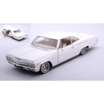 CHEVROLET IMPALA SS396 COUPE' 1965 LOW RIDER WHITE 1:24 Welly Auto Stradali