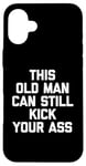 Coque pour iPhone 16 Plus T-shirt humoristique « This Old Man Can Still Kick Your Ass »