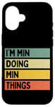 Coque pour iPhone 16 Citation personnalisée humoristique I'm Min Doing Min Things