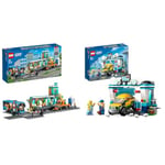 LEGO 60335 City La Gare: Aventure Urbaine avec Bus, Nacelle Élévatrice, 6 Minifigurines, Plaques de Route, Compatible avec Train City & 60362 City La Station de Lavage