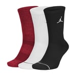 The Jordan Everyday Max Crew Socks provide comfort on and off the court. They have sweat-wicking details arch support for a secure fit feel. Unisex (3 Pack) - Black