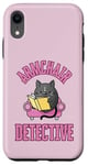 Coque pour iPhone XR Fauteuil détective – Chat lisant un livre mystère confortable