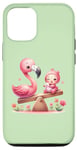 Coque pour iPhone 15 Pro Flamant rose mignon et bébé sur une balançoire sur un vert