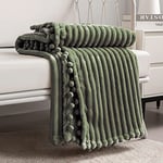 DISSA Couverture Polaire Twin Size, 130 x 160 cm, Vert Olive, Douce, Moelleuse, Chaude, Confortable, Parfaite pour canapé, lit, Sofa – avec Franges à Pompons – Couverture en Flanelle