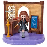 HARRY POTTER - PLAYSET COURS DE SORTILÈGES WIZARDING WORLD - Coffret Univers Magique Cours De Sortilèges Avec 1 Figurine Articulée Hermione Granger et Accessoires - 6061846 - Jouet Enfant 5 ans et +