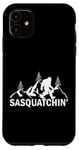 Coque pour iPhone 11 Explorez l'aventure Silhouette de Sasquatch en plein air