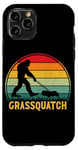 Coque pour iPhone 11 Pro Grassquatch Sasquatch Bigfoot Tondeuse à gazon vintage rétro