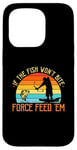 Coque pour iPhone 15 Pro Bowfishing Force Feed Them, pêcheur, arc et flèche