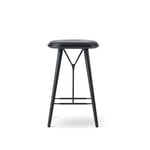 Fredericia Furniture - Spine Wood Base Stool, Svartlackerad, Svart metall, Lädergrupp 0, 38 Black - Barstoler - Space Copenhagen - Svart - Lær/Tre