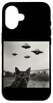 Coque pour iPhone 16 Cat Selfie with UFO Weird 50s Photo ---