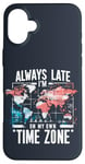 Coque pour iPhone 16 Plus Always Late I'm My Own Time Zone Jeu de mots drôle Sarcasme Carte du monde