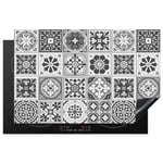 KitchenYeah© Protection Plaque Cuisson Deco Cuisine Cache Induction 80x52 cm Protège Pour Cuisiniere Protection Mosaïque - Noir - Blanc - Motif - Carrelage