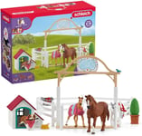 Horse Club ¿ Enclos Pour Chevaux D'hannah Avec Chienne Ruby, Coffret Avec 20 Éléments Inclus Dont 2 Chevaux Schleich, Coffret Figurines Pour Enfants Dès 5 Ans