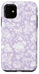 Coque pour iPhone 11 Coquette Dentelle Blanche sur Mauve avec Noeuds et Roses Preppy