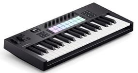 Novation Launchkey 37 [MK4] — clavier maître MIDI USB compact de 37 touches avec intégration aux STAN. Mode Chord, mode Scale, 8 pads rythmiques et arpégiateur. Bundle de logiciels fourni.