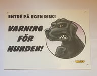 Skylt Varning För Hunden Svart Labrador