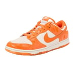 Nike Femme Dunk Low Sneaker, Light Bone Safety Orange Laser Orange, 45 EU