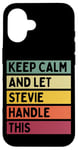 Coque pour iPhone 16 Gardez votre calme et laissez Stevie s'occuper de ce style rétro personnalisé amusant