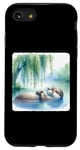 Coque pour iPhone SE (2020) / 7 / 8 Loutre dormant sur le dos près du lac calme, saules. Lac endormi