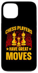 Coque pour iPhone 13 Les joueurs d'échecs ont de grands mouvements King Queen Checkmate Fun