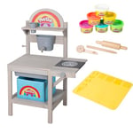 roba x Play-Doh Cuisine de Jeu en Bois FSC® pour Intérieur et Extérieur - Inclus 1 Tapis 3D et 3 Outils de Modelage, 6 Pots de Pâte à Modeler et 1 Boîte de Rangement - Dès 3 Ans