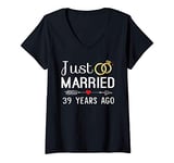 Womens Just Married 39 Years Ago 39th Anniversary Gift for Couple V-Neck T-Shirt