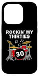 Coque pour iPhone 14 Pro Batteur 30e anniversaire, Rockin' My Thirties, musicien