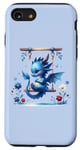 Coque pour iPhone SE (2020) / 7 / 8 Dragon ludique se balançant dans le jardin sur fond bleu.