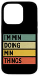 Coque pour iPhone 14 Pro Citation personnalisée humoristique I'm Min Doing Min Things