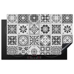 KitchenYeah© Protection Plaque Cuisson Deco Cuisine Cache Induction 83x51 cm Protège Pour Cuisiniere Protection Mosaïque - Noir - Blanc - Motif - Carrelage