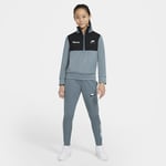 Look like an original in the Nike Air Tracksuit. This classic combo has a comfy 1/2-zip jacket and trousers. Classic Feel The trousers are made from soft knit fabric. Versatile Style Mix match your with these separates. Extra Storage features left-arm pocket for small essentials. Older Kids' Tracksuit - Blue