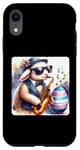 Coque pour iPhone XR Agneau dans des lunettes de soleil jouant du saxophone dans un club de jazz Pâques