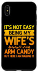 Coque pour iPhone XS Max Ce n'est pas facile d'être le bonbon pour les bras de ma femme - Funny Husband
