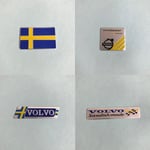 (Fyrkantig svensk flagga + fyrkantig Volvo-logotyp + VOLVO parallellogram +