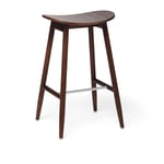 Massproductions - Icha Bar Stool - H 650, Walnut Stained Beech, Utan klädsel - Valnöt - Träfärgad - Barstolar - Trä