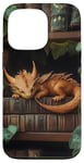 Coque pour iPhone 13 Pro Petit dragon endormi sur une bibliothèque