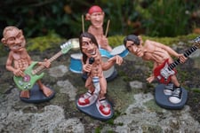 841.0010  4 FIGURINES  GROUPE ROCK  RED HOT CHILI PEPPERS  STAR WARREN STRATFORD