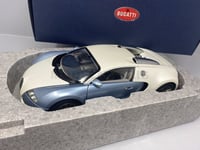 AUTOART 70908 Bugatti EB16.4 Veyron 2009 Pearl Blanc Lumière Bleu Met 1/18 KM0