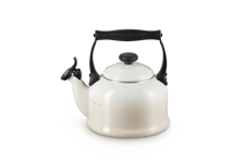 Le Creuset Traditional water kettle 2.1 L Meringue