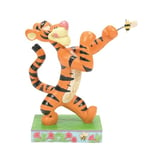 Enesco Disney Traditions by Jim Shore Figurine Winnie l'ourson Tigrou Combattant Une Abeille, 14 cm, Multicolore