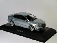 Audi RS4 berline B7 de 2004 au 1/43 de Minichamps / Maxichamps 940014601