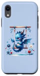 Coque pour iPhone XR Dragon ludique se balançant dans le jardin sur fond bleu.