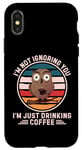 Coque pour iPhone X/XS Chouette rétro « I'm Not Ignoring You I'm Just Drinking Coffee »