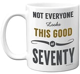 Stuff4 Tasse à café pour 70e anniversaire pour femme et homme, inscription « Not Everyone Looks This Good At Seventy » – Cadeaux fantaisie et cadeaux d'anniversaire pour 70e ans, 325 ml